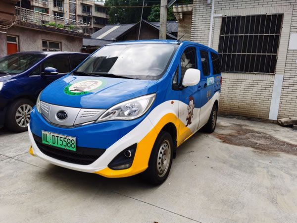 下線出租車10輛和廢舊物資一批